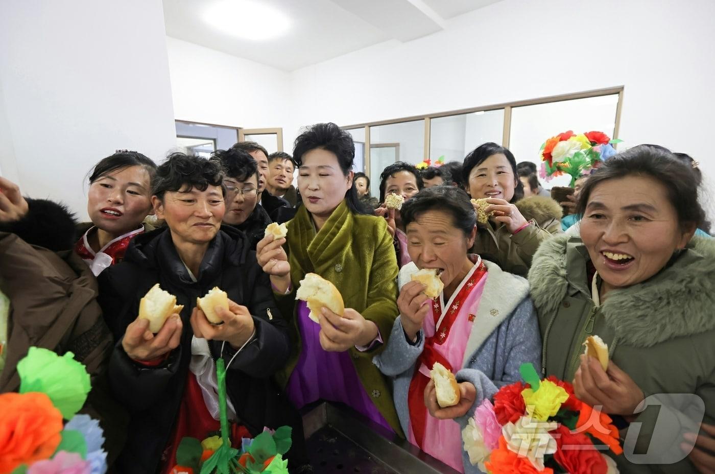 (평양 노동신문=뉴스1) = 북한 노동당 기관지 노동신문이 지난 19일 보도한 장연군 지방공업공장 준공식. [국내에서만 사용가능. 재배포 금지. DB 금지. For Use Only in the Republic of Korea. Redistribution Prohibited] rodongphoto@news1.kr