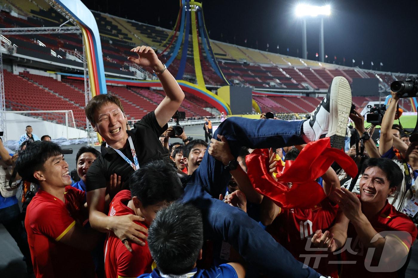 김상식 감독이 베트남 23세 이하 축구대표팀의 2025 동남아시안게임 남자 축구 우승을 이끌었다. ⓒ 로이터=뉴스1