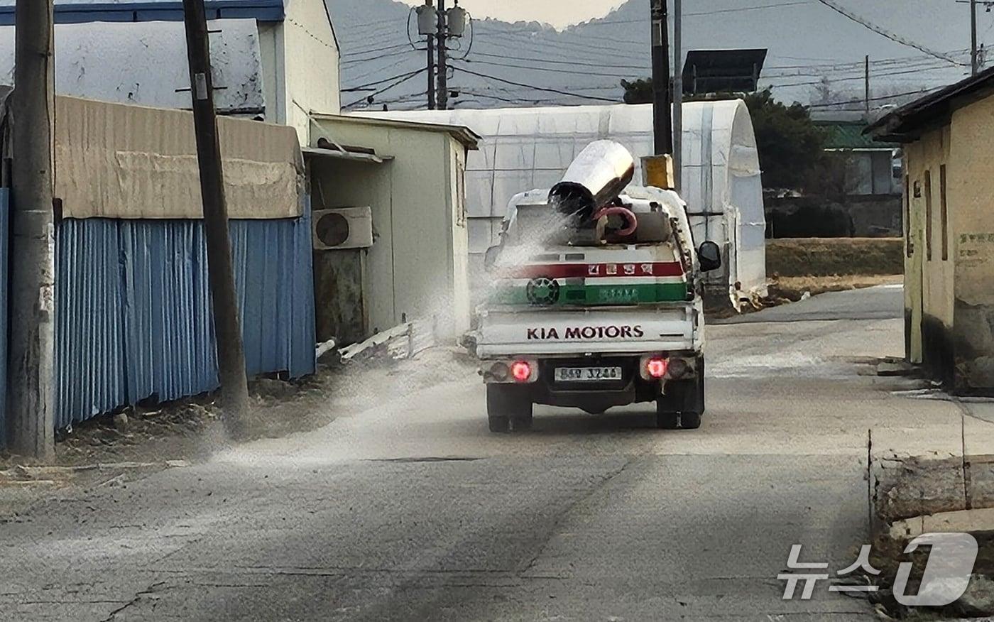 충북 증평군이 조유인플루엔자 차단 방역을 하고 있다.(증평군 제공, 재판매 및 DB금지)/뉴스1