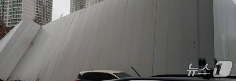 본문 이미지 - 중고 가설울타리(가림막)을 사용해 무너진 모습 (사진=독자제공) /뉴스1