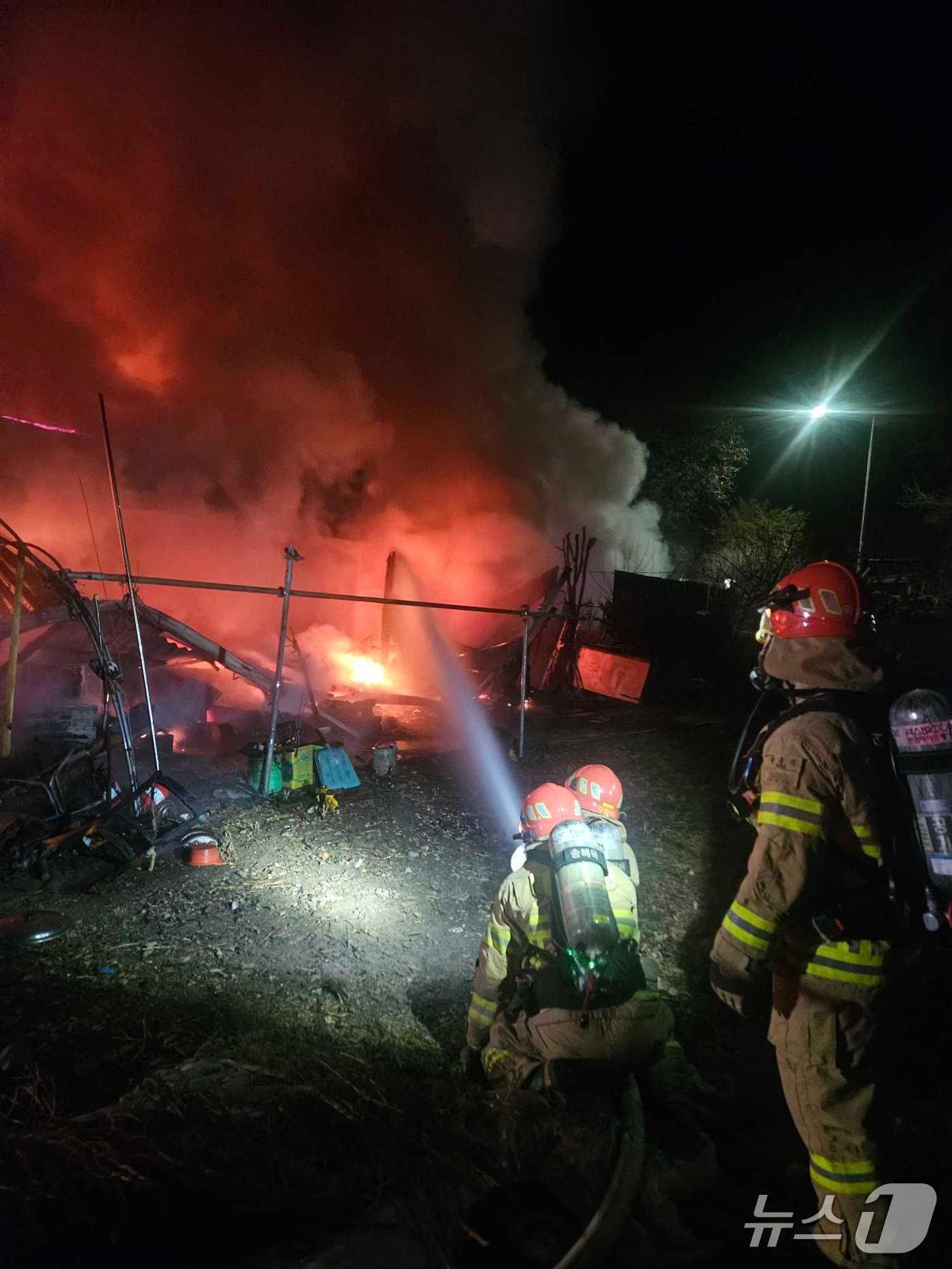 본문 이미지 - 정선 주택화재 진화 현장.(강원도소방본부 제공, 재판매 및 DB 금지) 2025.12.19/뉴스1