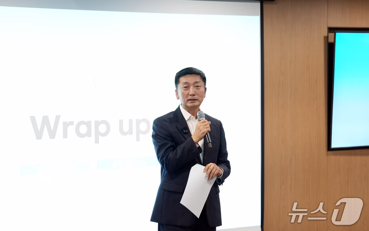 이용욱 SK온 최고경영자(CEO)가 18일 서울 종로구 SK온 관훈캠퍼스에서 열린 사내 공적 시상식 '2025 CEO 레코그니션(Recognition)에서 발언하는 모습(SK온 제공). 2025.12.18.