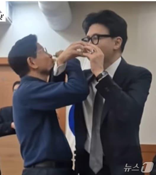 본문 이미지 -  김문수 전 국민의힘 대선후보와 한동훈 전 대표가 지난 17일 저녁 수도권 원외 당협위원장 모임인 '이오회'에서 러브샷을 하는 모습. (유튜브 갈무리) ⓒ 뉴스1