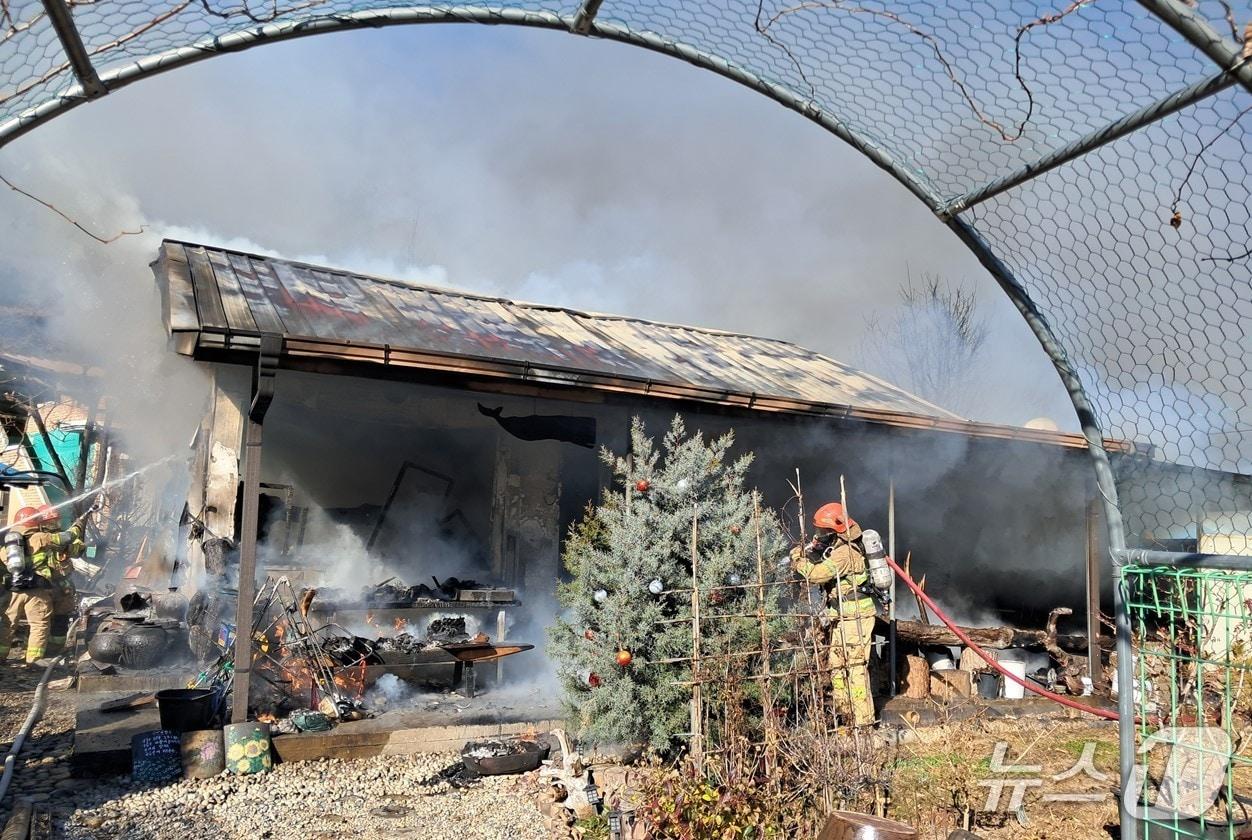 본문 이미지 - 18일 오전 11시50분쯤 울진군 근남면 수곡리 한 단독주택에서 불이 나 소방 당국이 진화하고 있다.(경북소방본부 제공. 재판매 및 DB 금지)2025.12.19/뉴스1