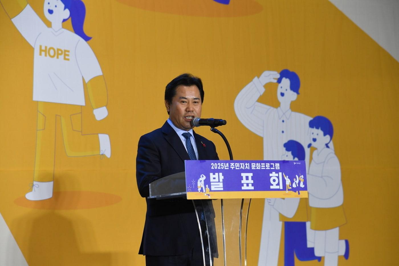 박정현 부여군수가 주민자치 문화프로그램 발표회에서 인사말을 하고 있다.(부여군 제공. 재판매 및 DB금지)/뉴스1