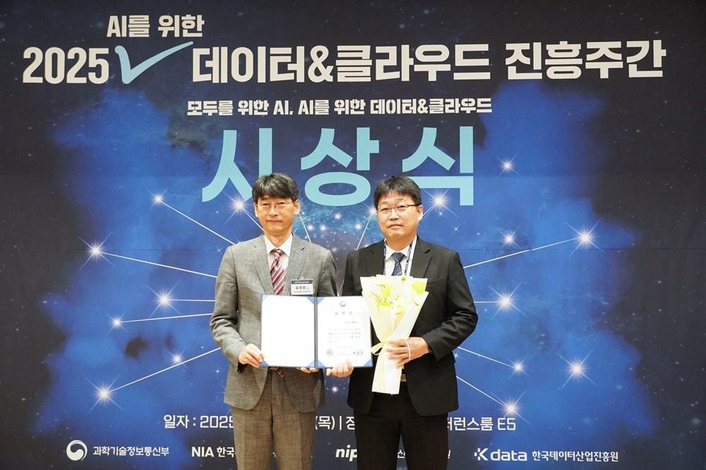 본문 이미지 - 김경만 과학기술정보통신부 인공지능정책실장(왼쪽)과 백창열 NHN두레이 대표 (NHN 제공)