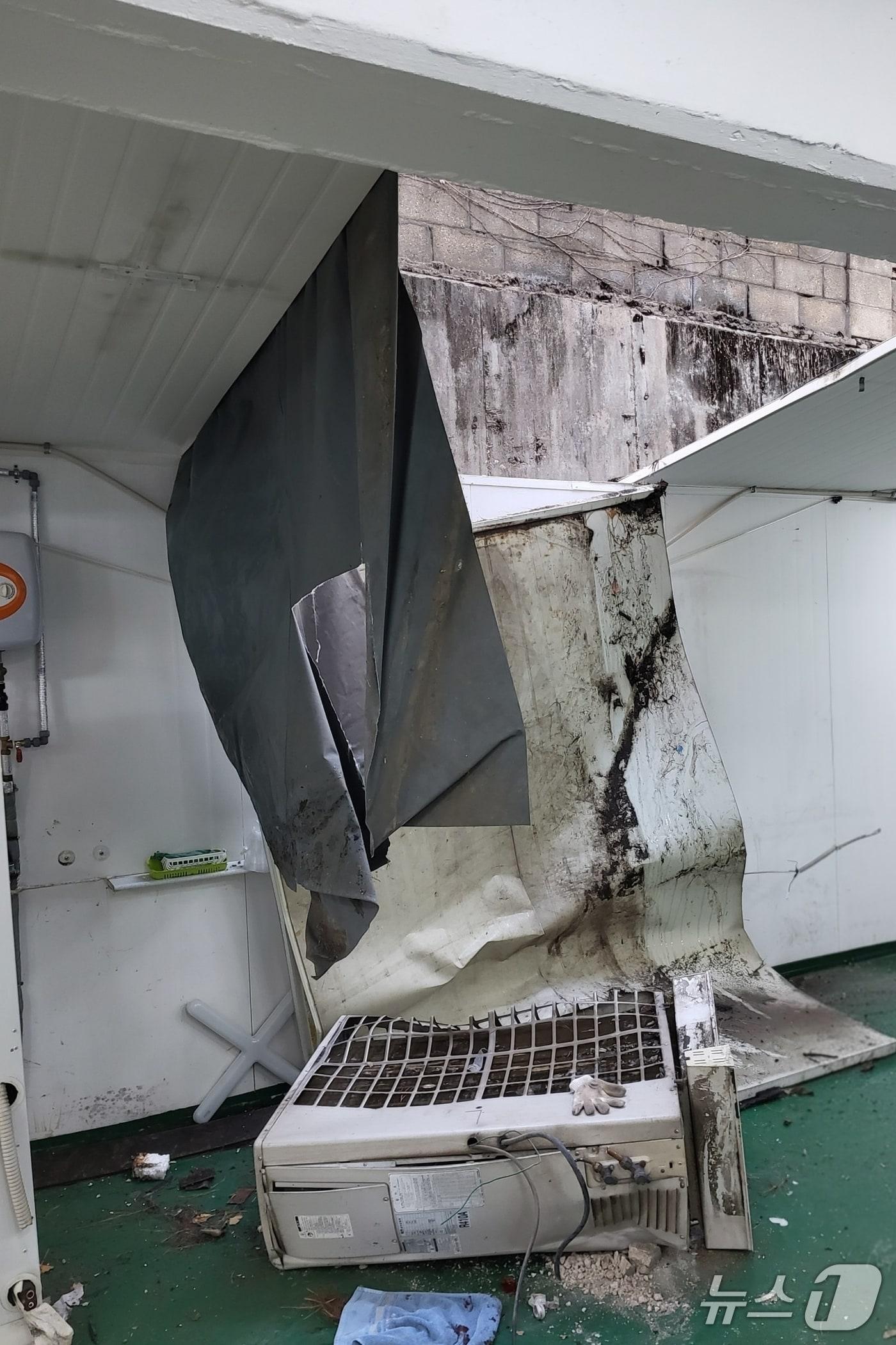 본문 이미지 - 부천 에어컨 실외기 철거현장(경기 부천소방서 제공) /뉴스1