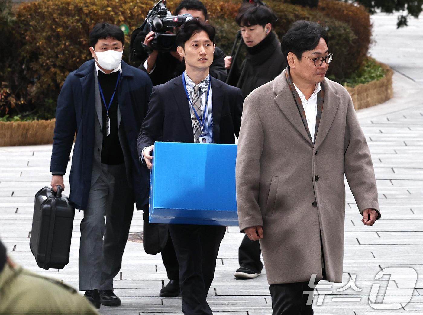 본문 이미지 - '관봉권 띠지 폐기 의혹'을 수사중인 안권섭 상설특별검사팀이 19일 오전 수색·검증 영장을 집행하기 위해 서울 중구 한국은행 발권국으로 향하고 있다. 2025.12.19/뉴스1 ⓒ News1 구윤성 기자