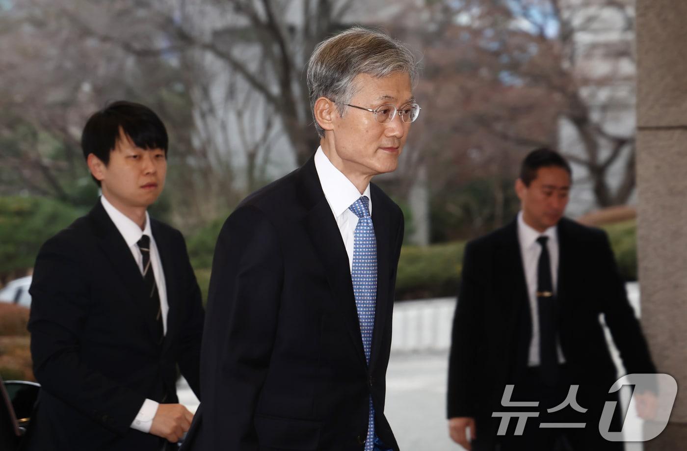 조희대 대법원장이 지난 19일 오전 서울 서초구 대법원으로 출근하고 있다. 한편 대법원은 전날(18일) 대법관 행정회의를 열고 12·3 비상계엄 및 내란 관련 의혹 사건을 전담할 내란전담재판부 설치 관련 예규를 신설했다. 2025.12.19/뉴스1 ⓒ News1 김민지 기자