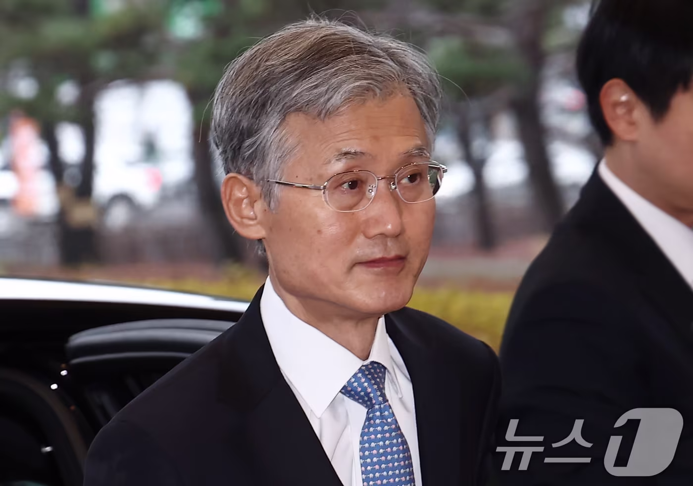 조희대 대법원장이 지난 19일 오전 서울 서초구 대법원으로 출근하고 있다. 한편 대법원은 전날(18일) 대법관 행정회의를 열고 12·3 비상계엄 및 내란 관련 의혹 사건을 전담할 내란전담재판부 설치 관련 예규를 신설했다. 2025.12.19/뉴스1 ⓒ News1 김민지 기자