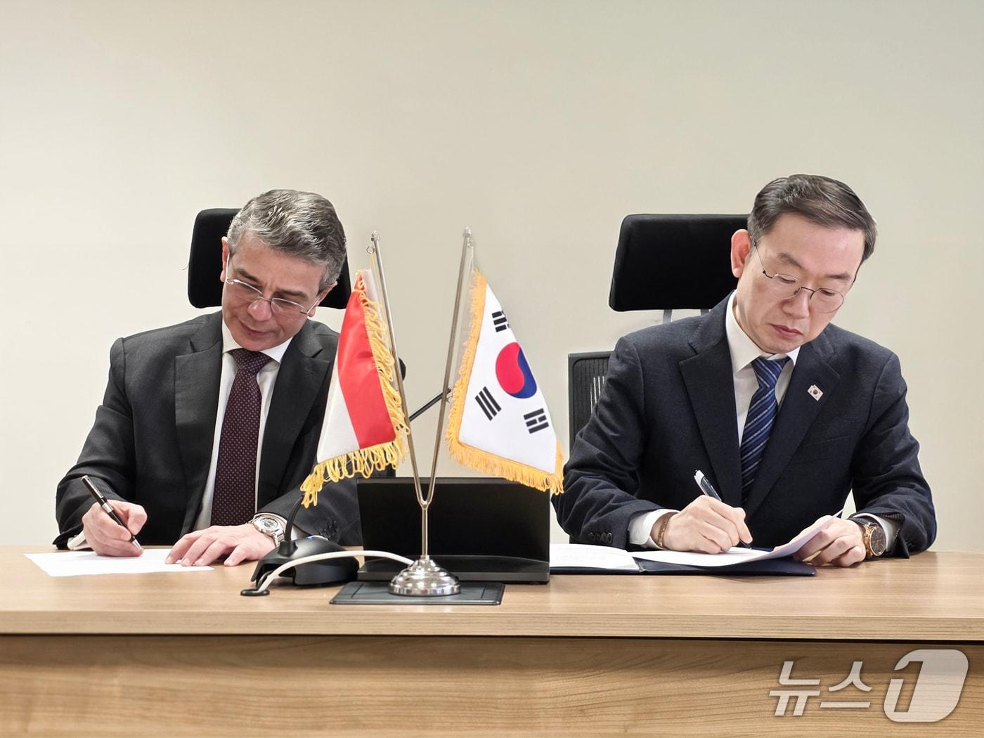 본문 이미지 - 이명구 관세청장(오른쪽)이 아흐메드 아마위 로빈 이집트 관세청장과 18일(현지 시각) ‘이집트 관세행정 ICT 시스템 고도화 사업’ 협력을 위한 상호 양해각서(MOU)를 체결하고 있다. (관세청 제공.재판매 및 DB금지)/뉴스1