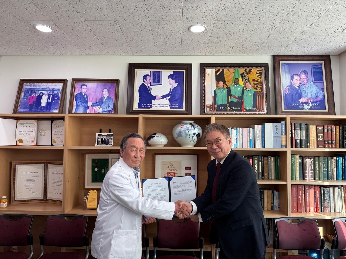 본문 이미지 -  GE헬스케어와 구미강동병원은 의료 장비 운영 효율화 및 임상 협력을 위한 MOU를 체결했다. (왼쪽부터)구미강동병원 신재학 병원장, GE헬스케어 코리아 김용덕 대표. (GE헬스케어 제공)