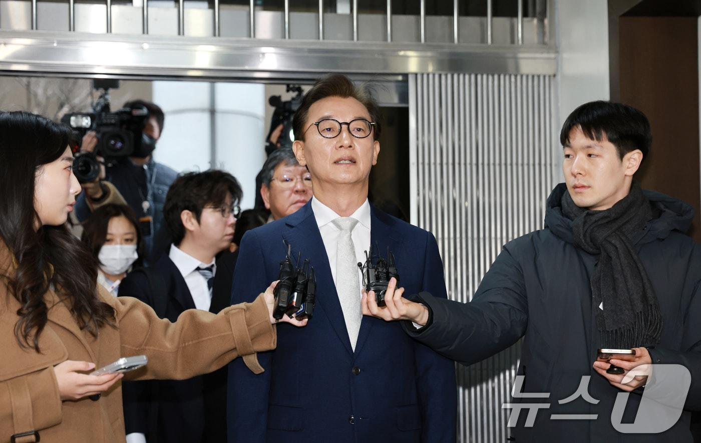 통일교 금품수수 의혹을 받는 전재수 전 해양수산부 장관이 19일 서울 서대문구 경찰청 국가수사본부로 조사받기 전 기자들 앞에서 발언하고 있다. 2025.12.19/뉴스1 ⓒ News1 이호윤 기자