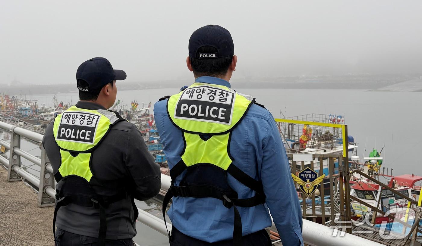 항내 정박어선 점검 중인 보령해경. (보령해 제공. 재판매 및 DB금지) 2025.12.19/뉴스1