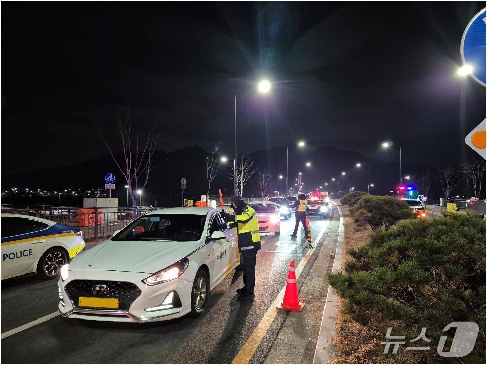 본문 이미지 - 지난 18일 밤 경기 의정부시 고산동 일대에서 음주단속을 진행하는 경찰. (사진=경기북부경찰청) /뉴스1