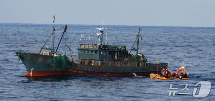 본문 이미지 - 목포해경 3015함 검색팀이 18일 오후 1시쯤 전남 신안군 가거도 해상에서 무허가 어업활동 등을 한 중국 어선을 나포하고 있다. (목포해경 제공. 재판매 및 DB 금지)