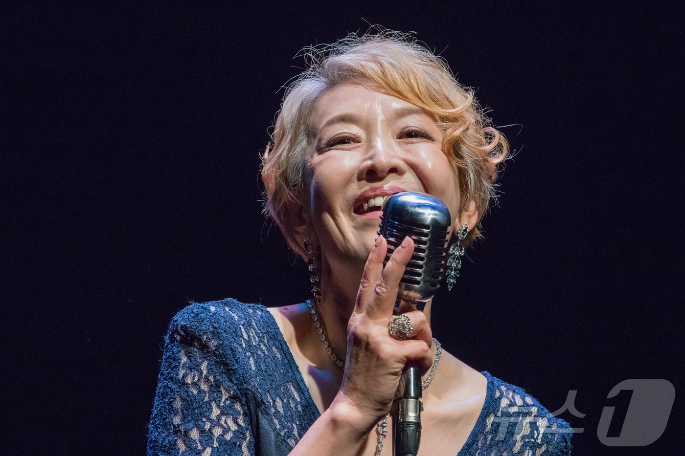 1세대 연극 스타인 배우 윤석화 씨가 19일 서울 신촌세브란스병원에서 향년 69세를 일기로 별세했다. 사진은 2019년 5월 '딸에 보내는 편지' 제작발표회에서 노래 부르는 배우 윤석화. (뉴스1 DB) 2025.12.19/뉴스1