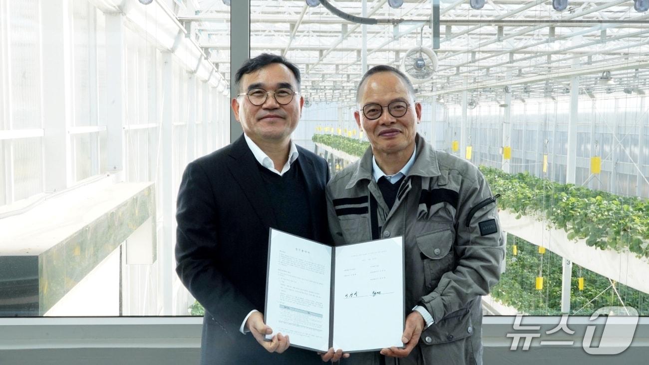 본문 이미지 - 지난 18일 부산광역시 사하구 대한제강 본사 GREF 스마트팜에서 권기재 대동 사업운영총괄 부사장(왼쪽)과 이경백 대한제강 대표이사가 양해각서에 서명 후 사진 촬영을 하고 있다.(대동 제공)