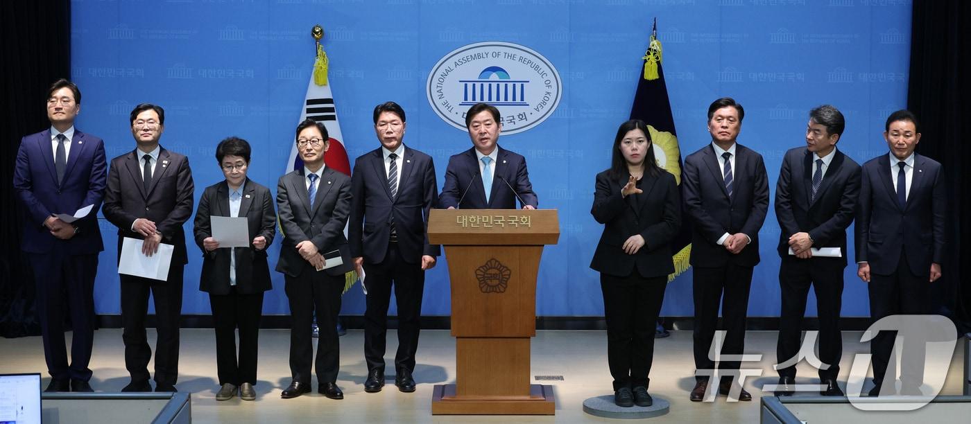 대전·충남에 지역구를 둔 더불어민주당 의원들이 19일 서울 여의도 국회 소통관에서 대전·충남 통합 관련 기자회견을 하고 있다. 2025.12.19/뉴스1 ⓒ News1 신웅수 기자