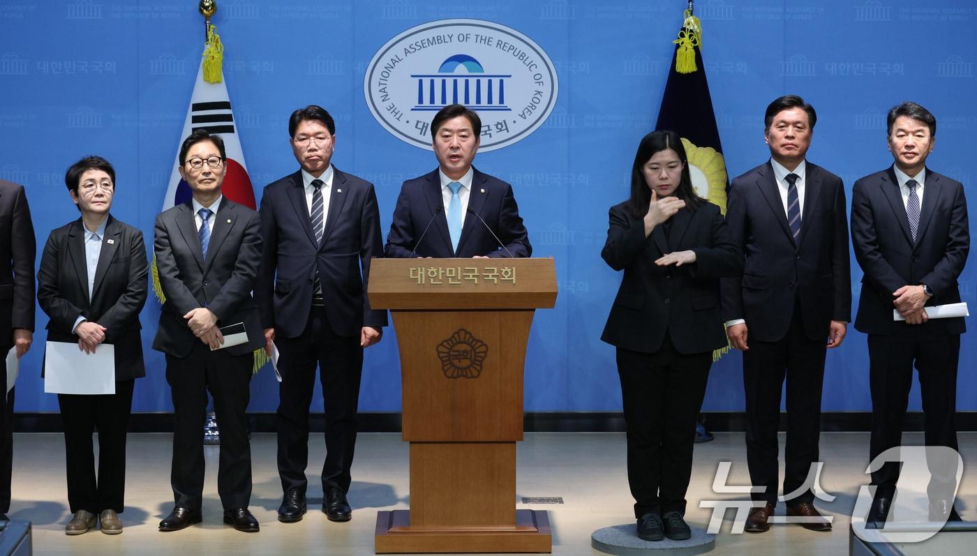 대전·충남에 지역구를 둔 더불어민주당 의원들이 19일 서울 여의도 국회 소통관에서 대전·충남 통합 관련 기자회견을 하고 있다. 2025.12.19/뉴스1 ⓒ News1 신웅수 기자