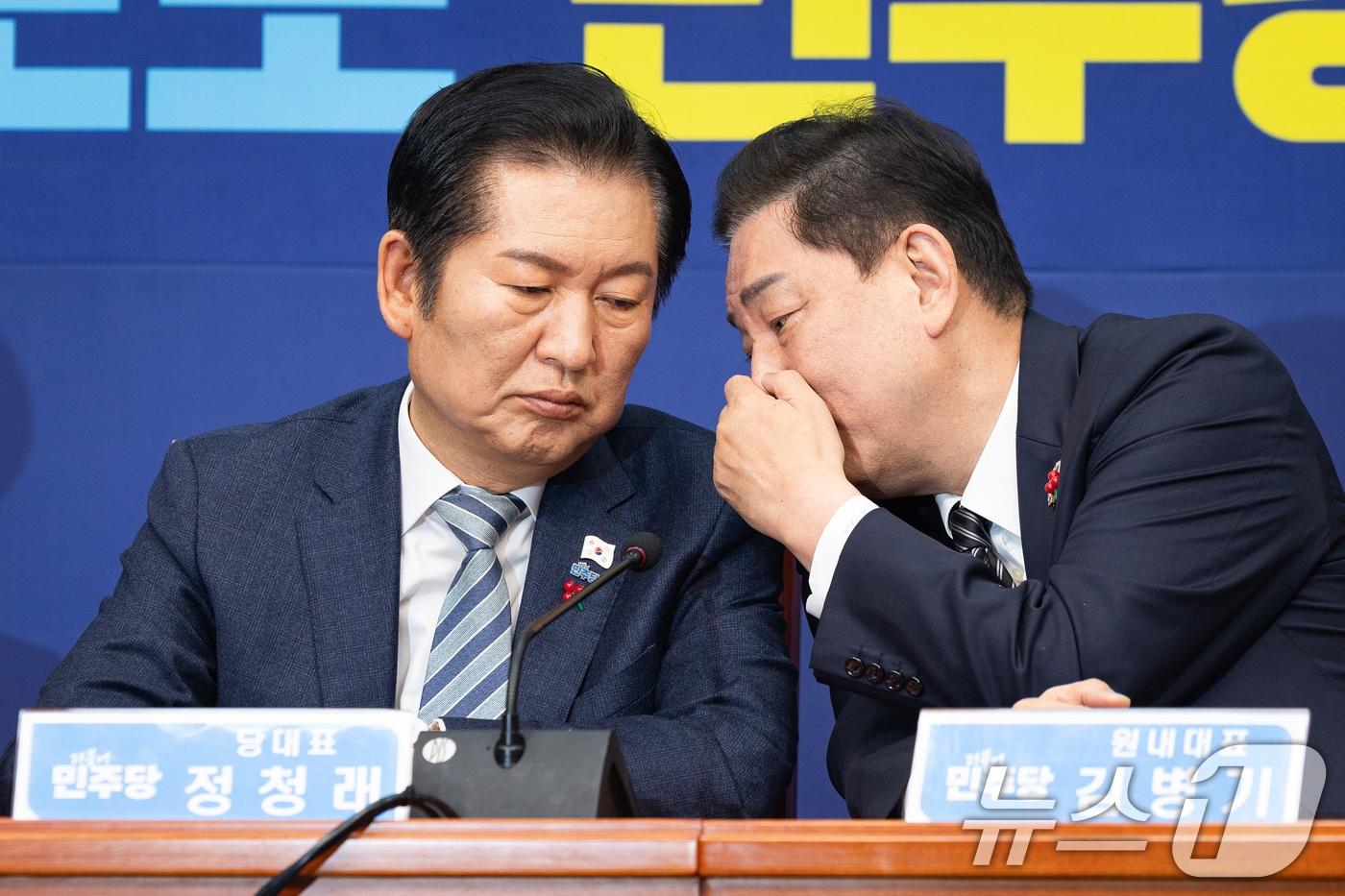 정청래 더불어민주당 대표와 김병기 원내대표가 19일 서울 여의도 국회에서 열린 최고위원회의에서 대화하고 있다. 2025.12.19/뉴스1 ⓒ News1 유승관 기자