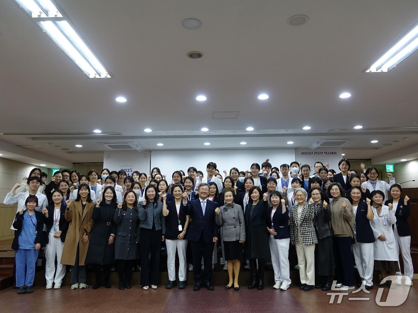 본문 이미지 - '2025년 간호부 학술대회'에서 국립중앙의료원 관계자들이 단체사진을 촬영하고 있다.(국립중앙의료원 제공)