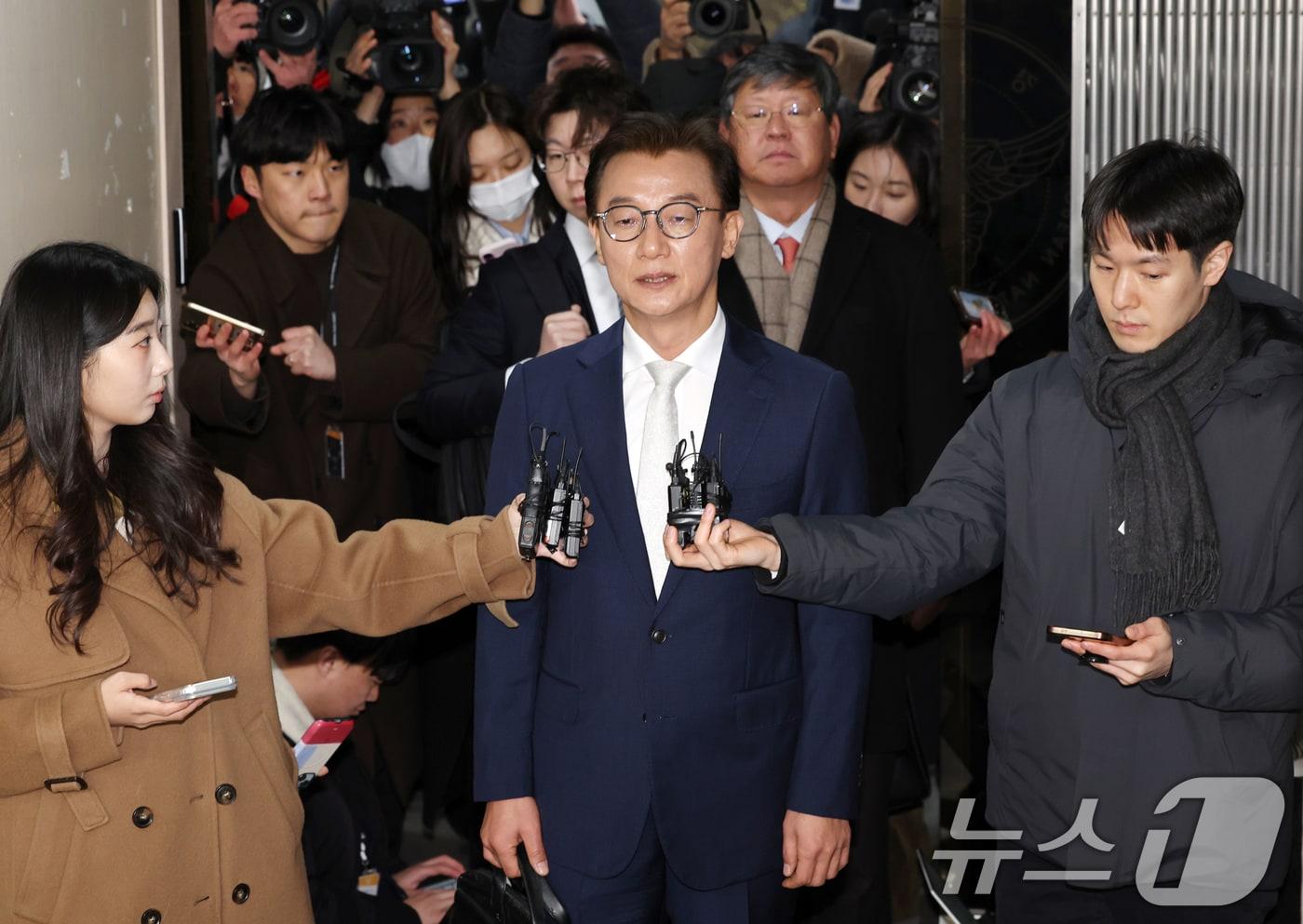 통일교 금품수수 의혹을 받는 전재수 전 해양수산부 장관이 19일 서울 서대문구 경찰청 국가수사본부로 조사받기 전 기자들 앞에서 발언하고 있다. (공동취재) 2025.12.19/뉴스1 ⓒ News1 이호윤 기자