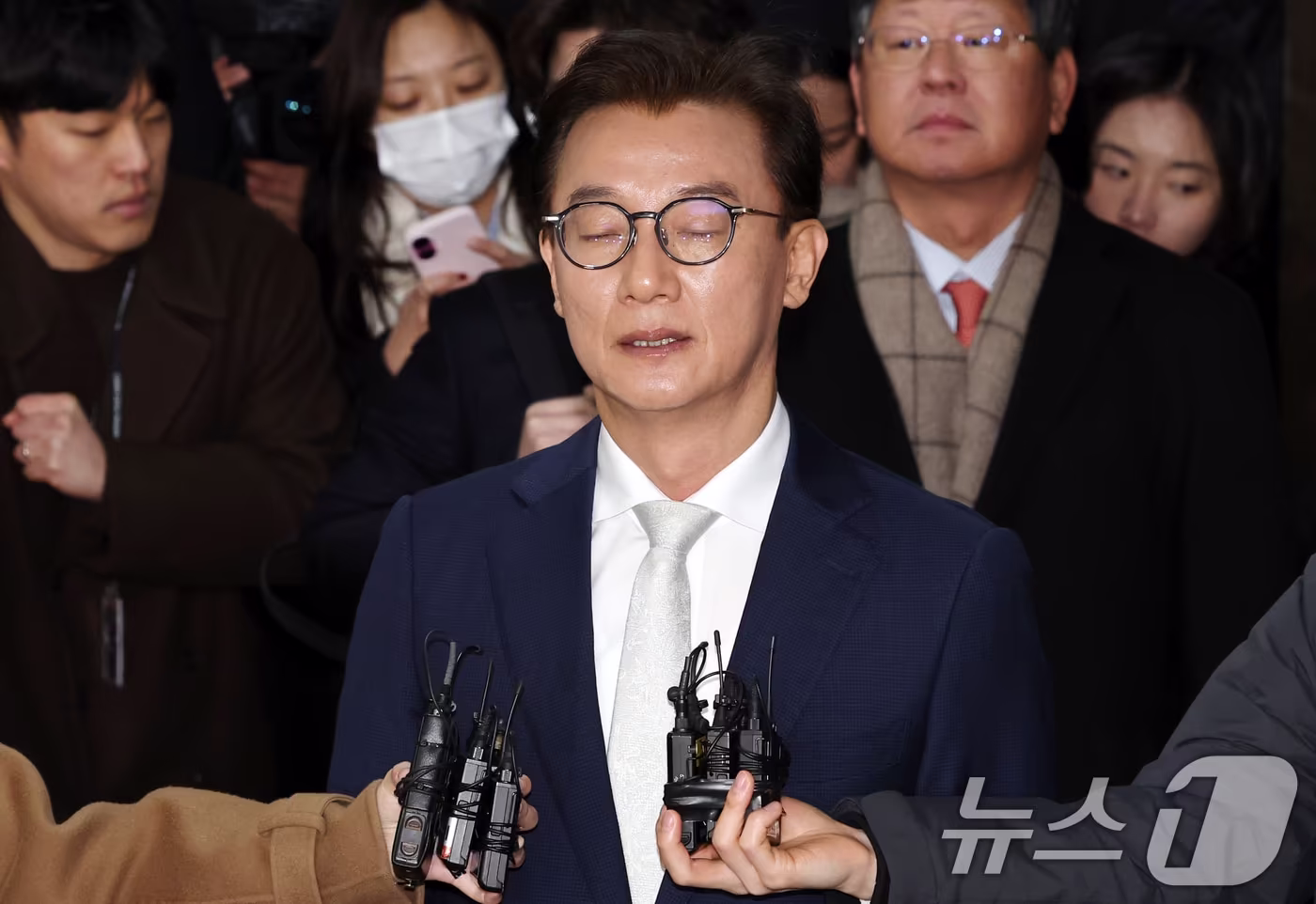 통일교 금품수수 의혹을 받는 전재수 전 해양수산부 장관이 지난 19일 서울 서대문구 경찰청 국가수사본부로 조사받기 전 기자들 앞에서 발언하고 있다. (공동취재) 2025.12.19/뉴스1 ⓒ News1 이호윤 기자