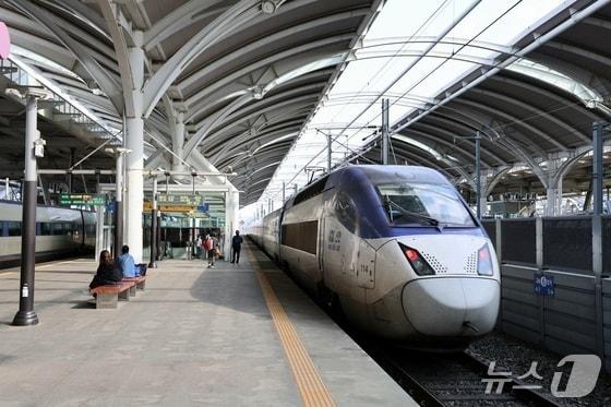 본문 이미지 - KTX(사진은 기사 내용과 무관함) / 뉴스1 ⓒ News1