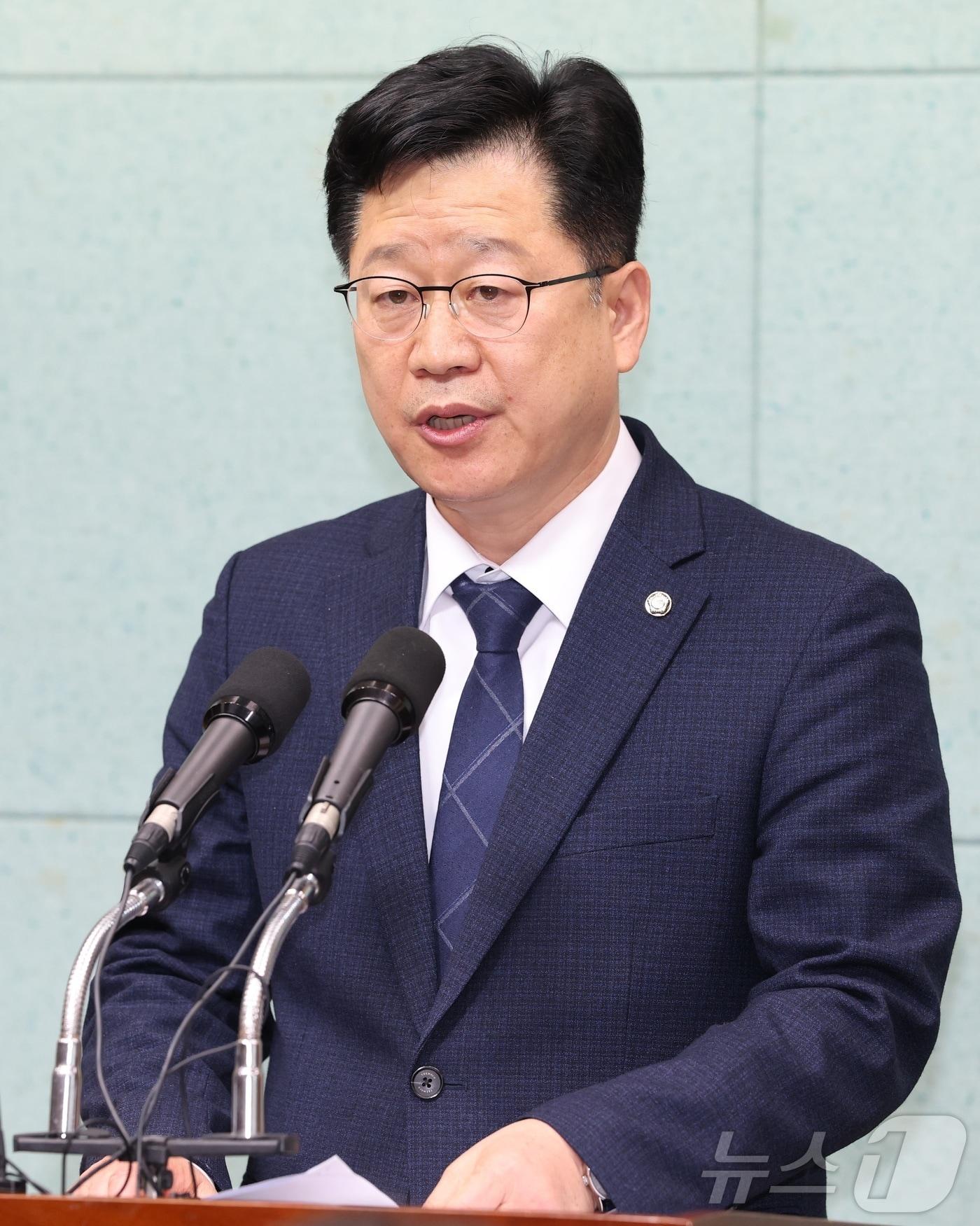 본문 이미지 - 안호영 더불어민주당 국회의원이 19일 전북 전주시 전북특별자치도의회에서 재생에너지 관련 기자회견을 열고 질의에 답변을 하고 있다. 2025.12.19/뉴스1 ⓒ News1 유경석 기자