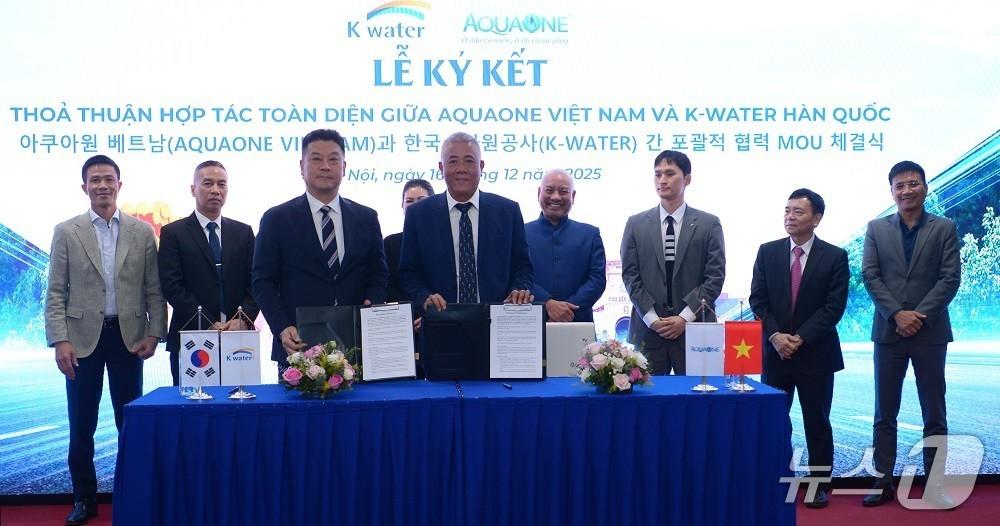 본문 이미지 - 한성용 한국수자원공사 글로벌사업본부장(사진 앞줄 왼쪽)과 레 민 치(Mr. Le Minh Chi) 아쿠아원 CEO(사진 앞줄 오른쪽)가 협약을 체결한 뒤 기념사진을 촬영하고 있다. (한국수자원공사 제공.재판매 및 DB금지)/뉴스1