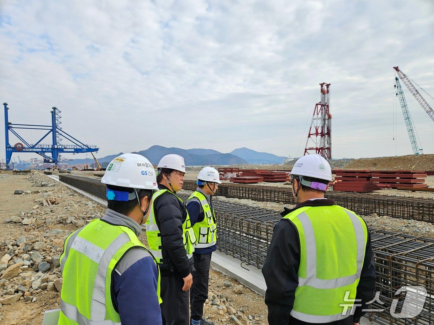 본문 이미지 - 항만 건설현장 안전관리 현황 점검 모습 (부산항만공사 제공. 재판매 및 DB금지)