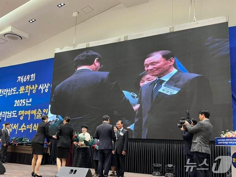 본문 이미지 - 곡성군 박대업 국악인이 제69회 전라남도 문화상을 수상하고 있다.(곡성군 제공)