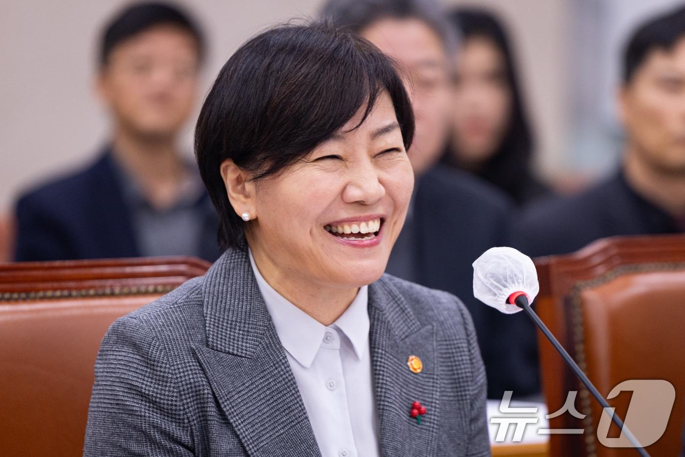 본문 이미지 - 송미령 농림축산식품부 장관이 19일 서울 여의도 국회에서 열린 제430회 국회(임시회) 농림축산식품해양수산위원회 제1차 전체회의에서 미소 짓고 있다. 2025.12.19/뉴스1 ⓒ News1 유승관 기자