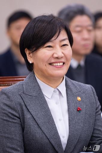 본문 이미지 - 송미령 농림축산식품부 장관이 19일 서울 여의도 국회에서 열린 제430회 국회(임시회) 농림축산식품해양수산위원회 제1차 전체회의에서 미소 짓고 있다. 2025.12.19/뉴스1 ⓒ News1 유승관 기자