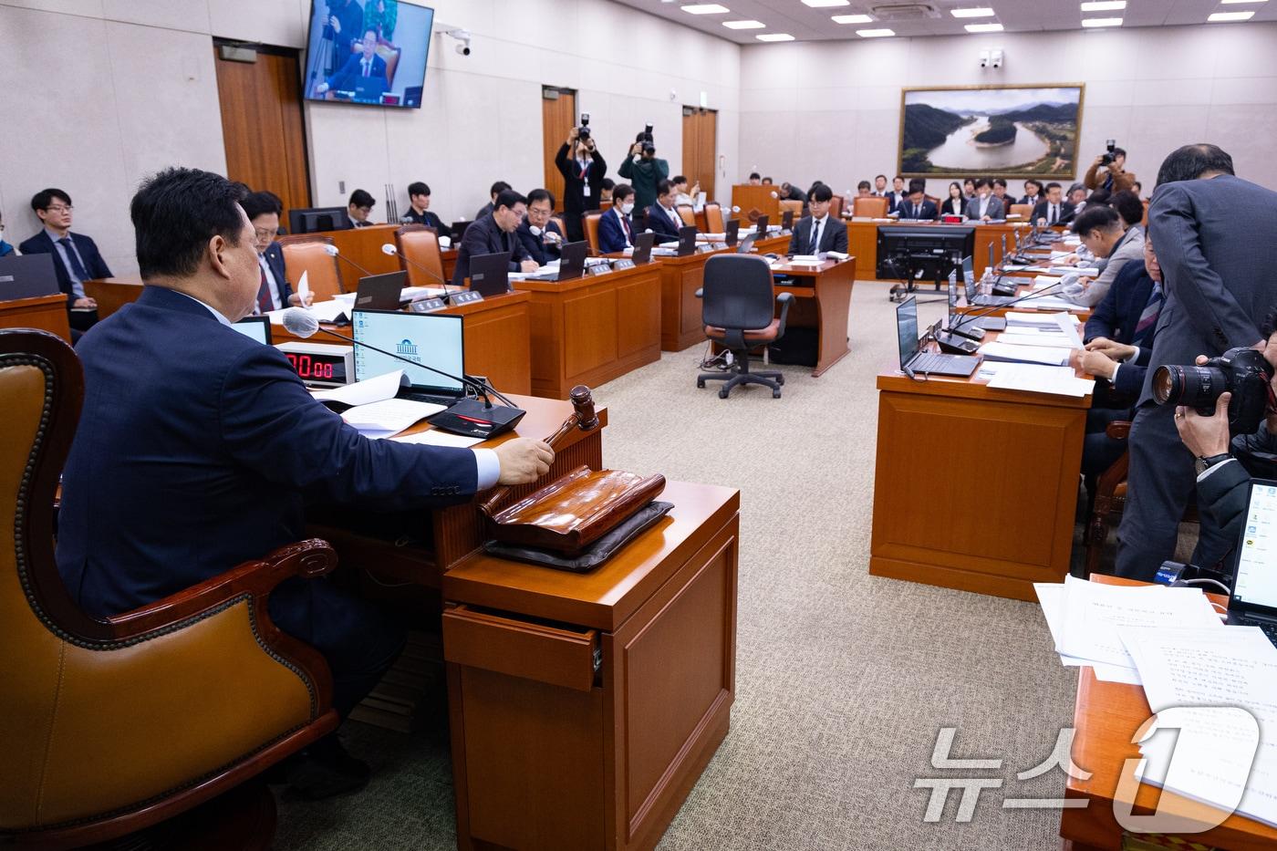 어기구 국회 농림축산식품해양수산위원장이 19일 서울 여의도 국회에서 열린 제430회 국회(임시회) 농림축산식품해양수산위원회 제1차 전체회의에서 의사봉을 두드리고 있다. 2025.12.19/뉴스1 ⓒ News1 유승관 기자