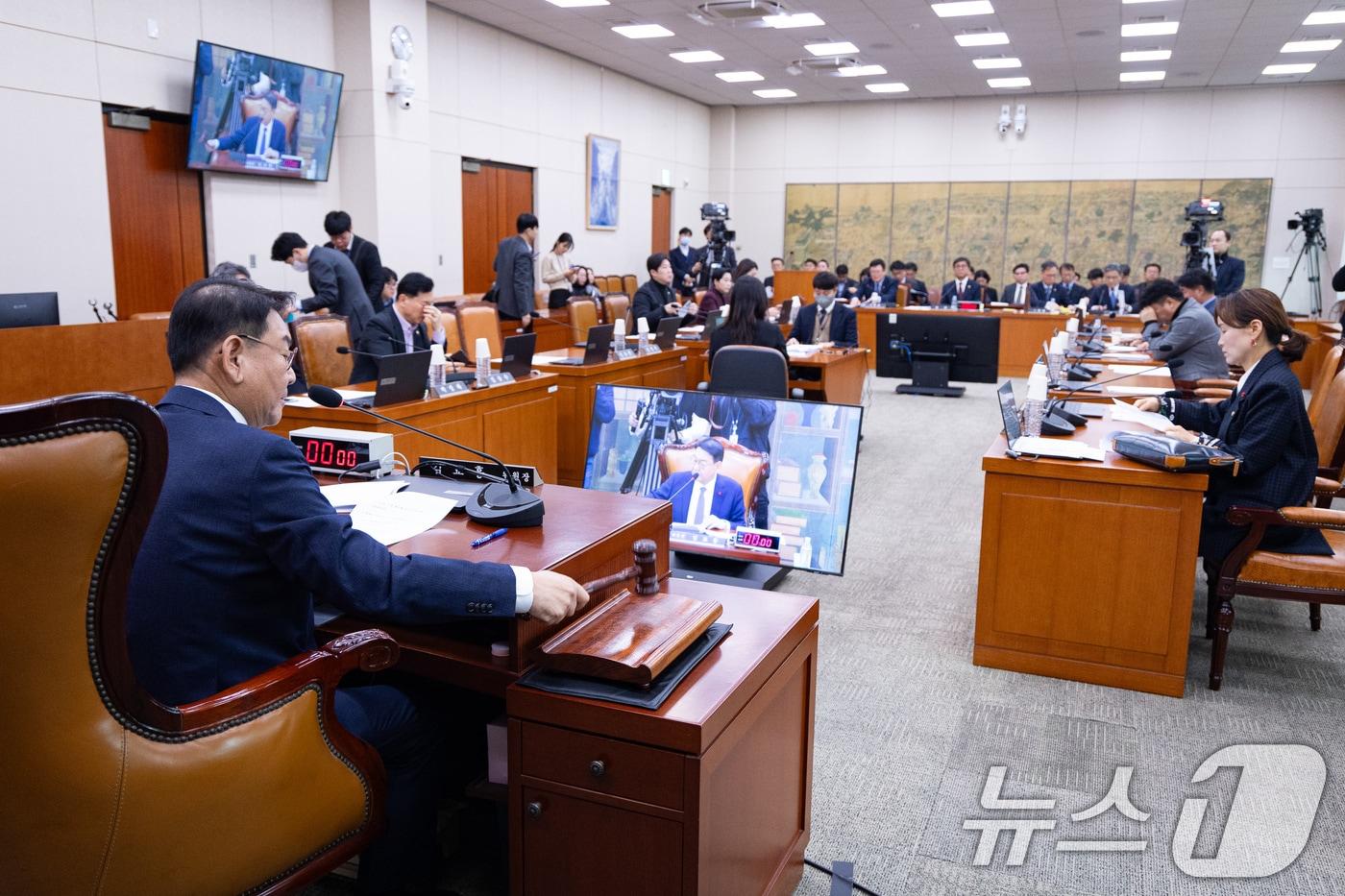김교흥 국회 문화체육관광위원장이 19일 서울 여의도 국회에서 열린 제430회 국회(임시회) 문화체육관광위원회 제1차 전체회의에서 의사봉을 두드리고 있다. 2025.12.19/뉴스1 ⓒ News1 유승관 기자
