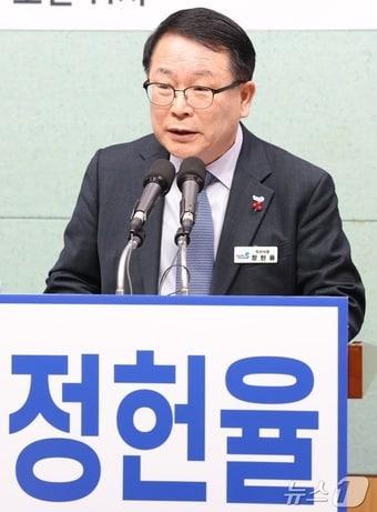 본문 이미지 - 전북특별자치도지사 선거 출마를 선언한 정헌율 익산시장이 19일 전북 전주시 전북특별자치도의회에서 기자회견을 열고 1호 공약을 발표하고 있다. ⓒ News1 유경석 기자