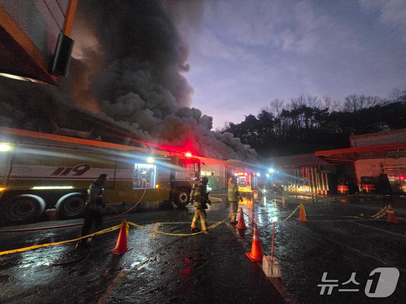 본문 이미지 - 보은 김치 제조 공장 화재 현장.(충북소방본부 제공. 재판매 및 DB금지)/뉴스1