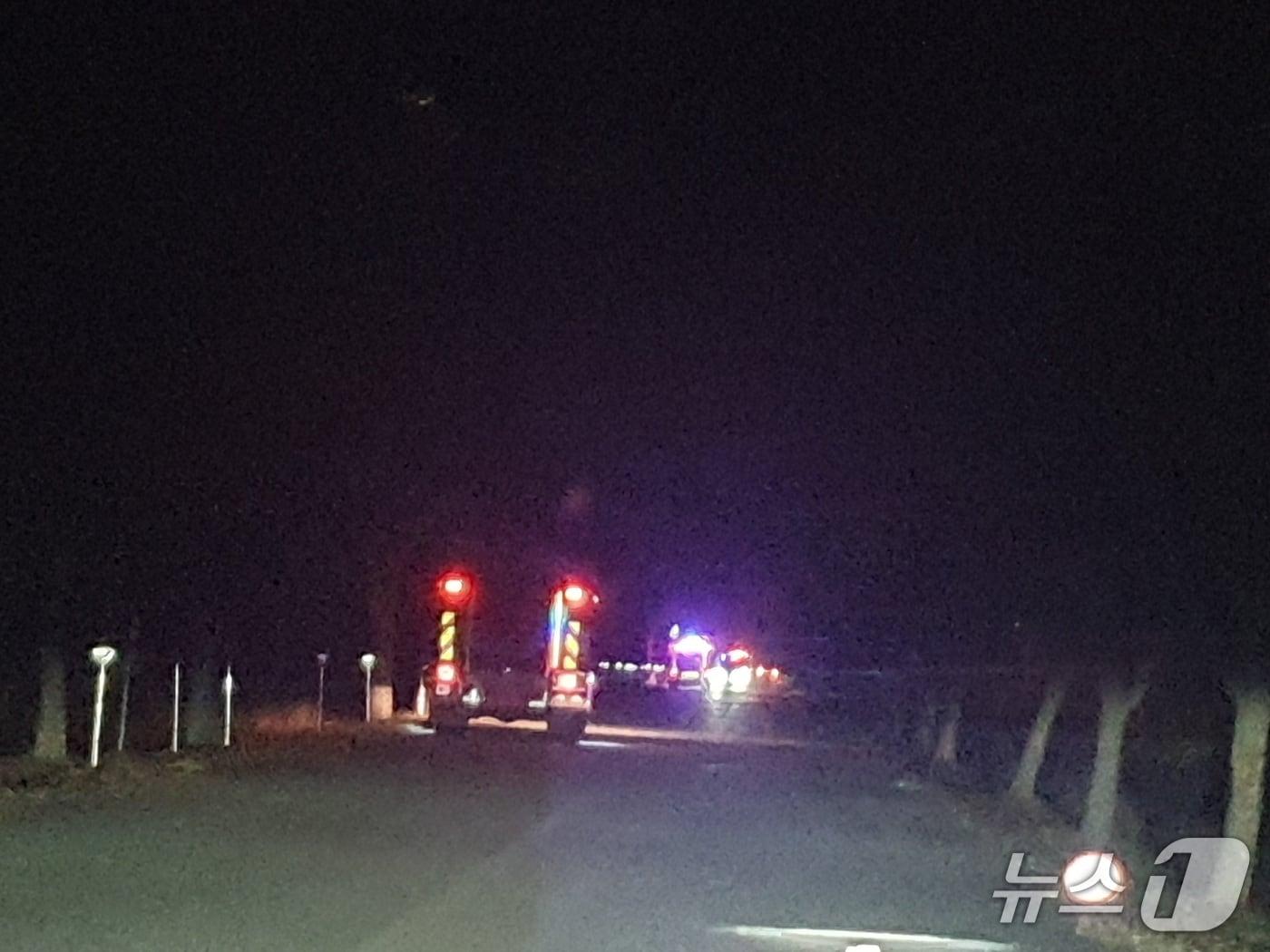 본문 이미지 - 18일 오후 10시쯤 의성 낙단보에서 낚싯배가 침몰해 소방 당국이 실종자를 수색하고 있다(독제 제공. 재판매 및 DB 금지)2025.12.19/뉴스1