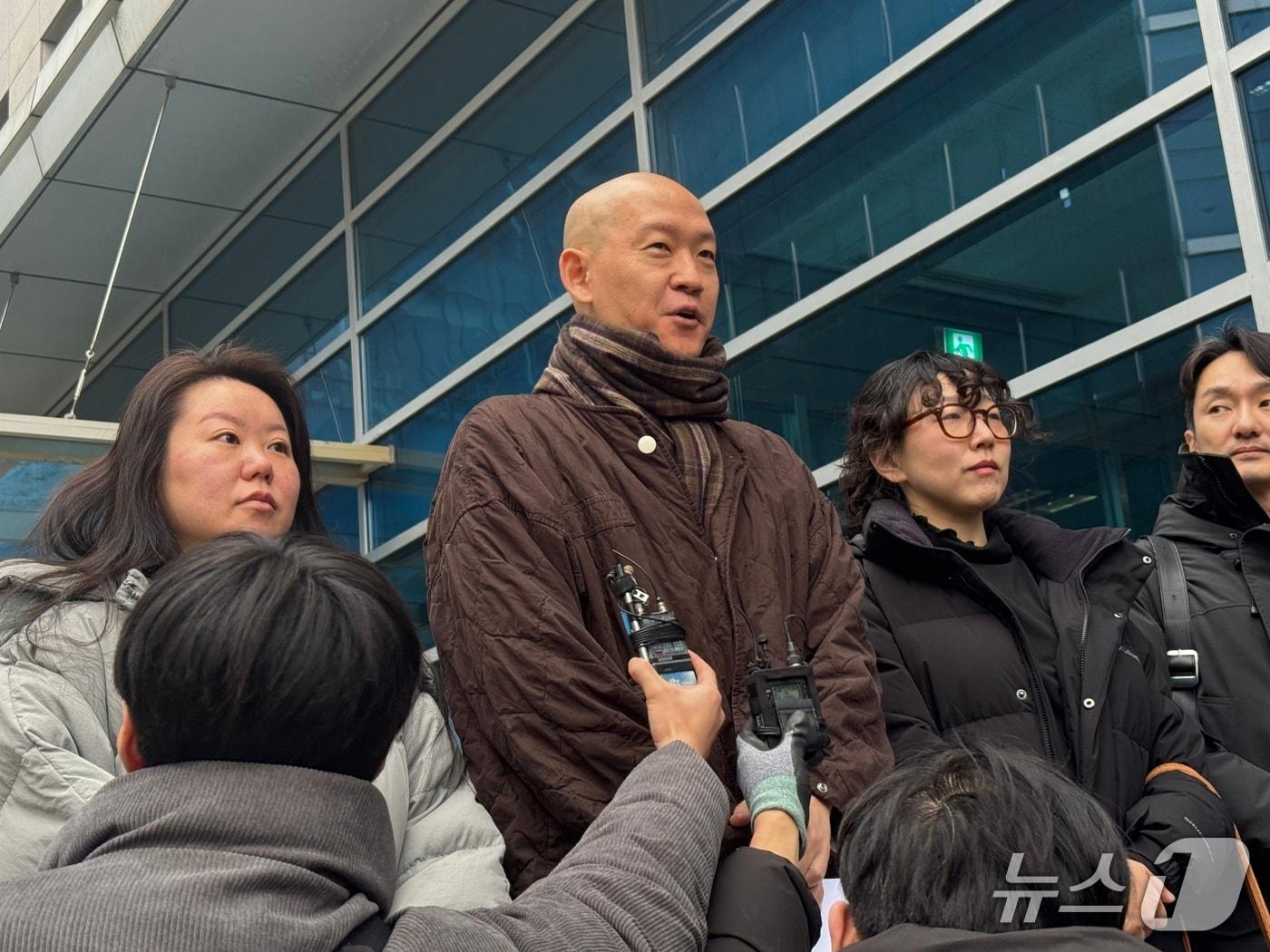 본문 이미지 - 의료법 위반 혐의로 항소심에서 선고유예를 선고받은 김도윤 타투유니온지회 지회장이 선고 직후 기자회견을 하고 있다. 2025.12.19/뉴스1 ⓒ News1 권준언 기자