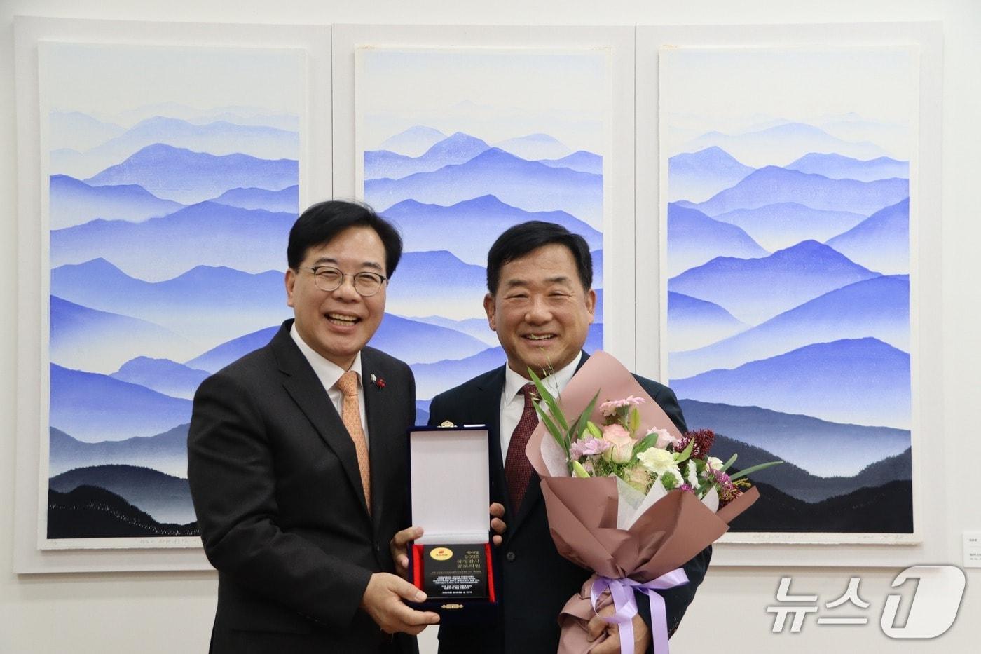 국민의힘 박성민 의원(오른쪽)이 '2025 국정감사 공로의원'으로 선정돼 공로패를 받고 있다.(박성민 의원실 제공. 재판매 및 DB금지)/뉴스1