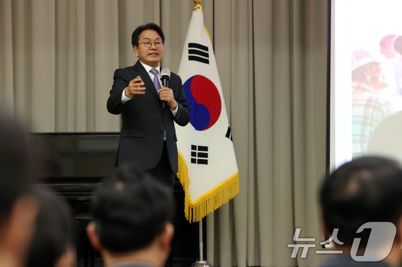 강기정 광주시장이 19일 광산구청 윤상원홀에서 열린 '광주 군공항 이전 주민 설명회'에서 부지 개발에 대해 이야기 하고 있다. 2025.12.19/뉴스1 ⓒ News1 이승현 기자