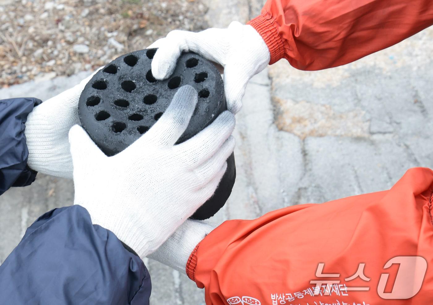 본문 이미지 - 지난달 19일 오전 서울 서대문구 홍제동 개미마을에서 열린 복권위원회의 '제18기 행복공감봉사단 발대식 및 6차 봉사활동' 모습. 2025.12.19/뉴스1 ⓒ News1 권현진 기자