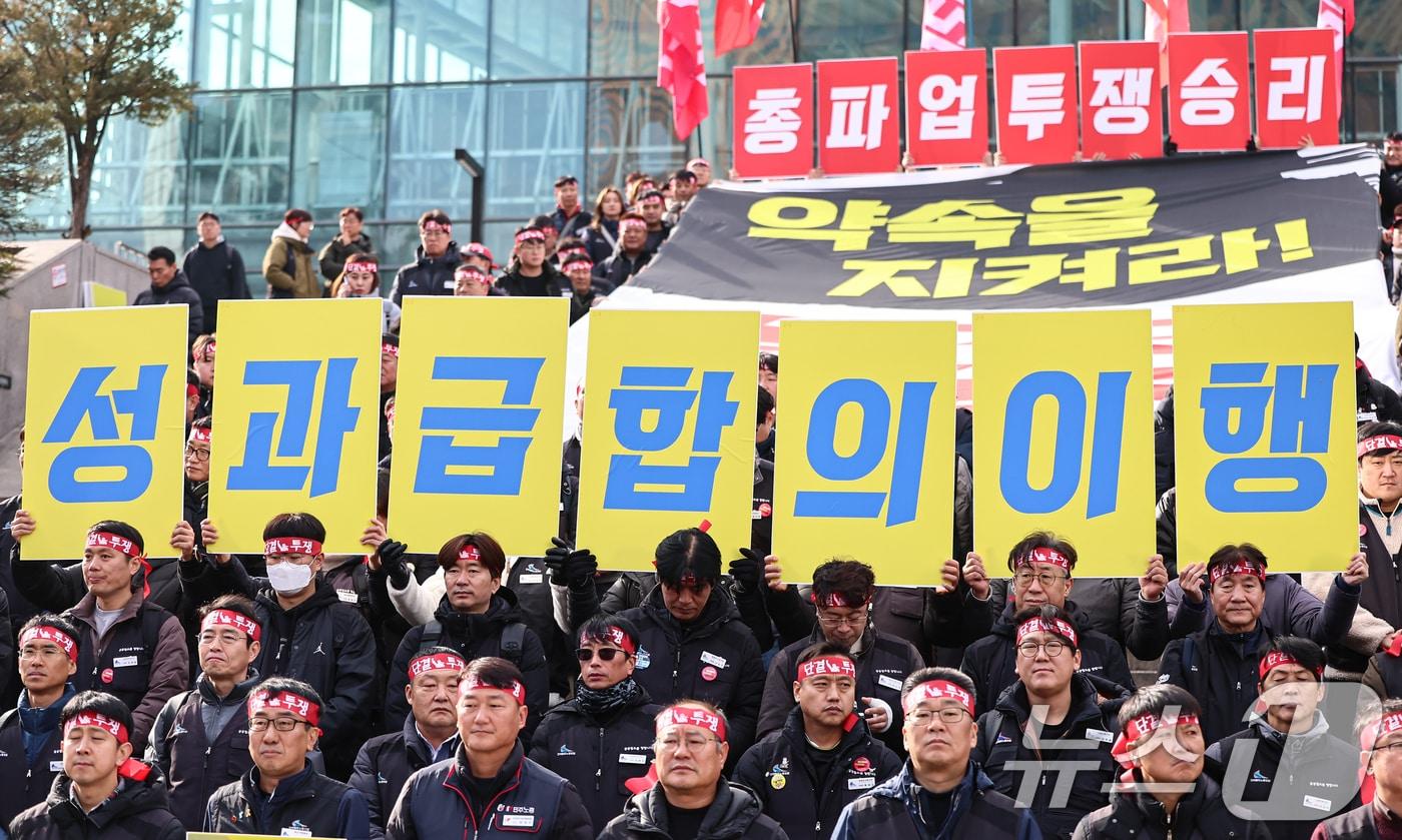 전국철도노동조합 조합원들이 서울역 광장에서 총파업 돌입 기자회견을 하고 있다. 철도노조는 정부가 성과급 정상화 약속을 이행하지 않고 있다며 오는 23일 오전 9시부터 총파업에 돌입한다고 밝혔다. (자료사진) /뉴스1 ⓒ News1 김도우 기자
