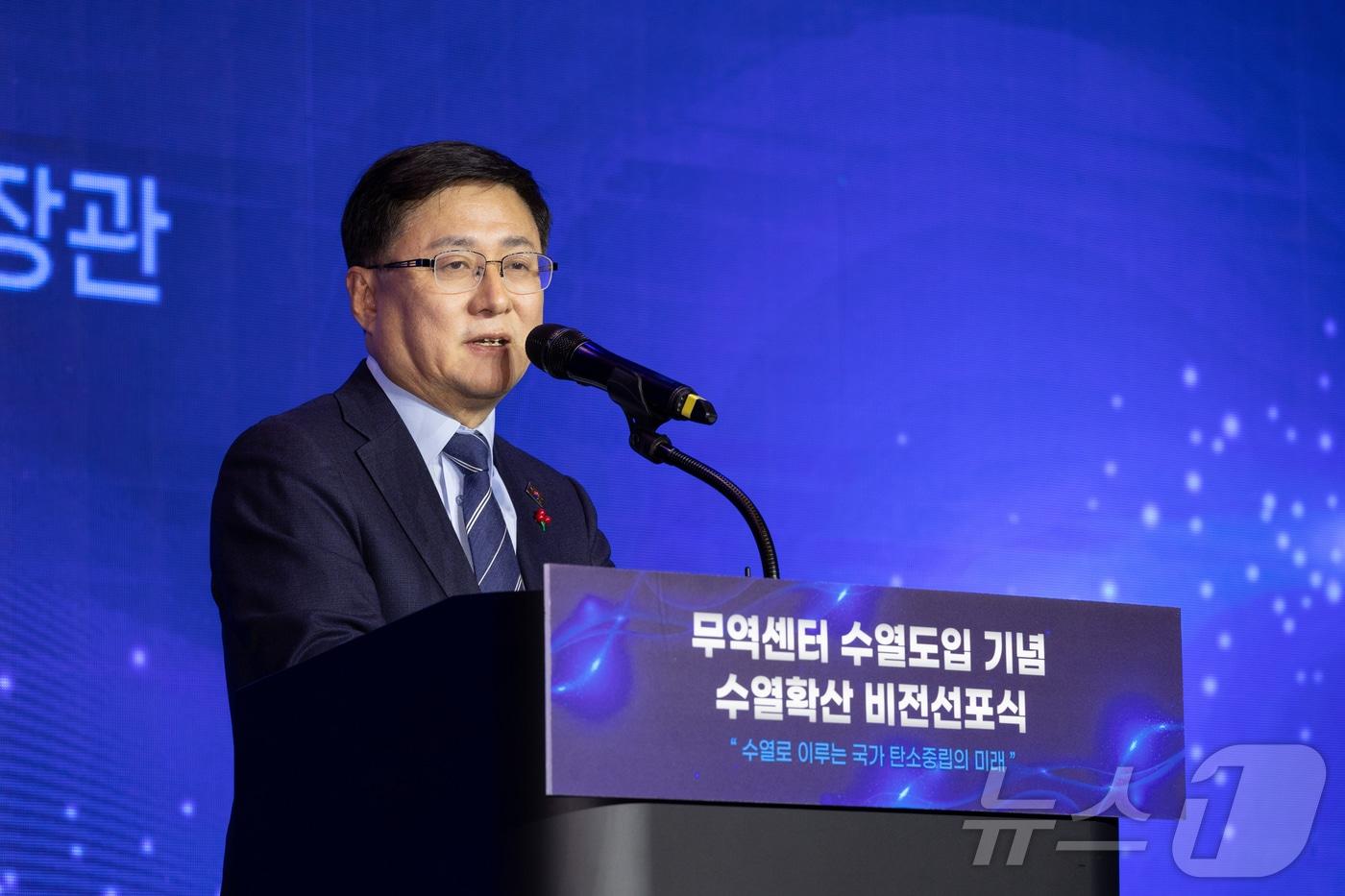 김성환 기후에너지환경부 장관이 서울 강남구 코엑스에서 열린 '한국무역센터 수열 도입기념 수열 확산 비전선포식'에서 기념사를 하고 있다. (기후에너지환경부 제공. 재판매 및 DB 금지) 2025.12.19/뉴스1