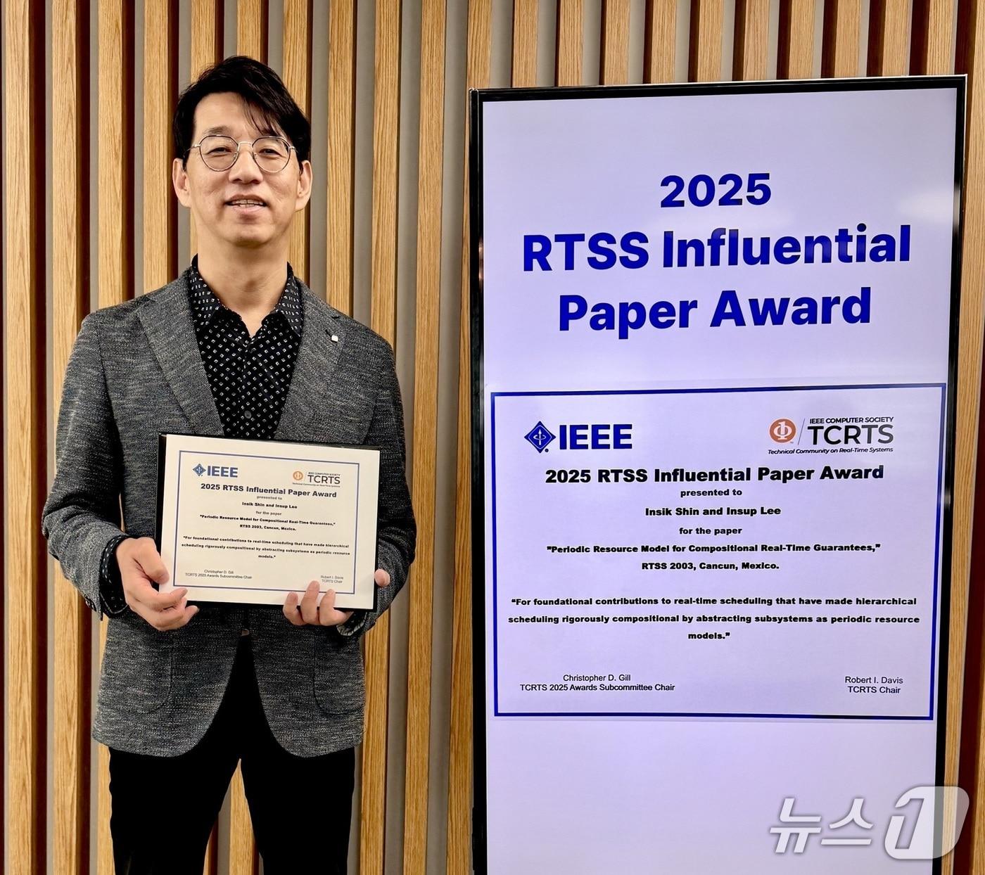 본문 이미지 - 국제전기전자학회(IEEE) 실시간 시스템 심포지엄(RTSS)에서 '가장 영향력 있는 논문상 2025'을 수상한 신인식 KAIST 전산학부 교수(KAIST 제공) /뉴스1