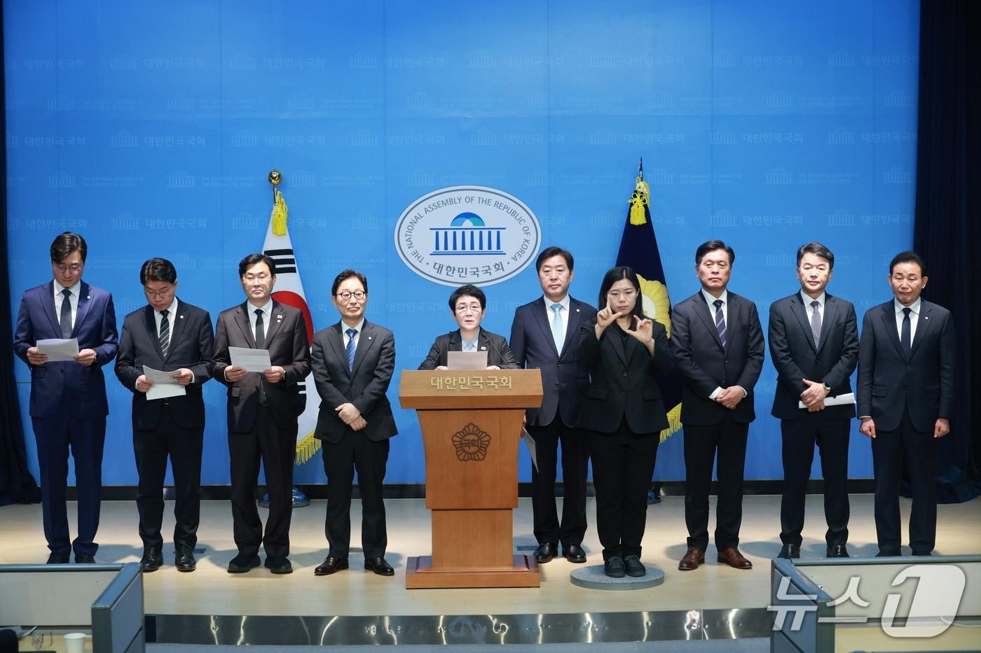 대전·충남지역 더불어민주당 국회의원들이 행정통합 관련 기자회견을 하고 있다.(더불어민주당 대전시당 제공. 재판매 및 DB금지)/뉴스1