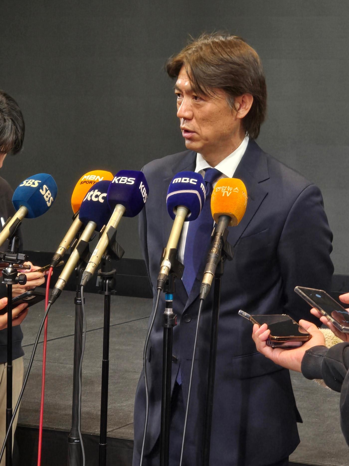 본문 이미지 - 홍명보 감독이 효율적인 현지 적응을 위해 많은 분석과 고민을 이어가고 있다고 밝혔다.