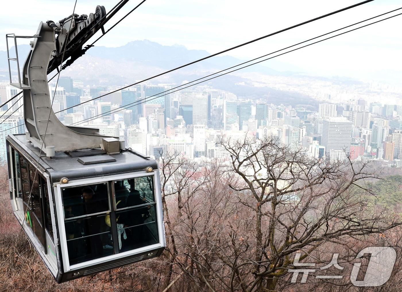 본문 이미지 - 서울시 남산 곤돌라 공사 재개 여부 1심 판결이 나오는 19일 서울 남산 케이블카가 운행되고 있다. 2025.12.19/뉴스1 ⓒ News1 이호윤 기자